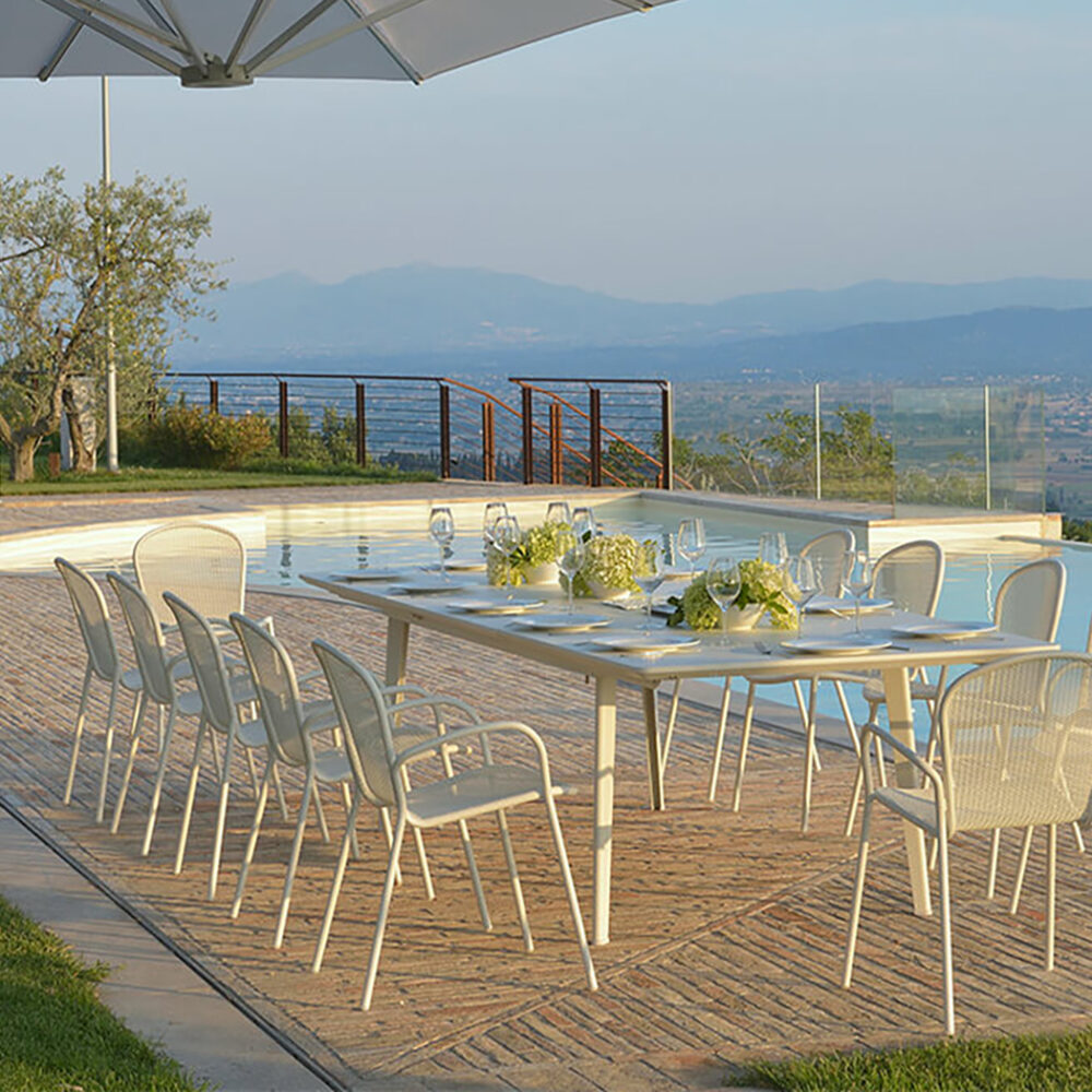 tavolo-allungabile-plus4-ombrellone-trevi-sedie-ronda-x-emu-esterno-giardino-acciaio-bianco